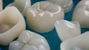 Χαλασμένο δόντι κάτω από θήκη με πόνο και φλεγμονή